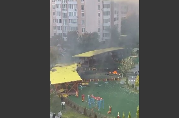 Удари по дитинству: у передмісті Києва ворожий БПЛА пошкодив школу-садочок та дитячий майданчик Удари по дитинству: у передмісті Києва ворожий БПЛА пошкодив школу-садочок та дитячий майданчик